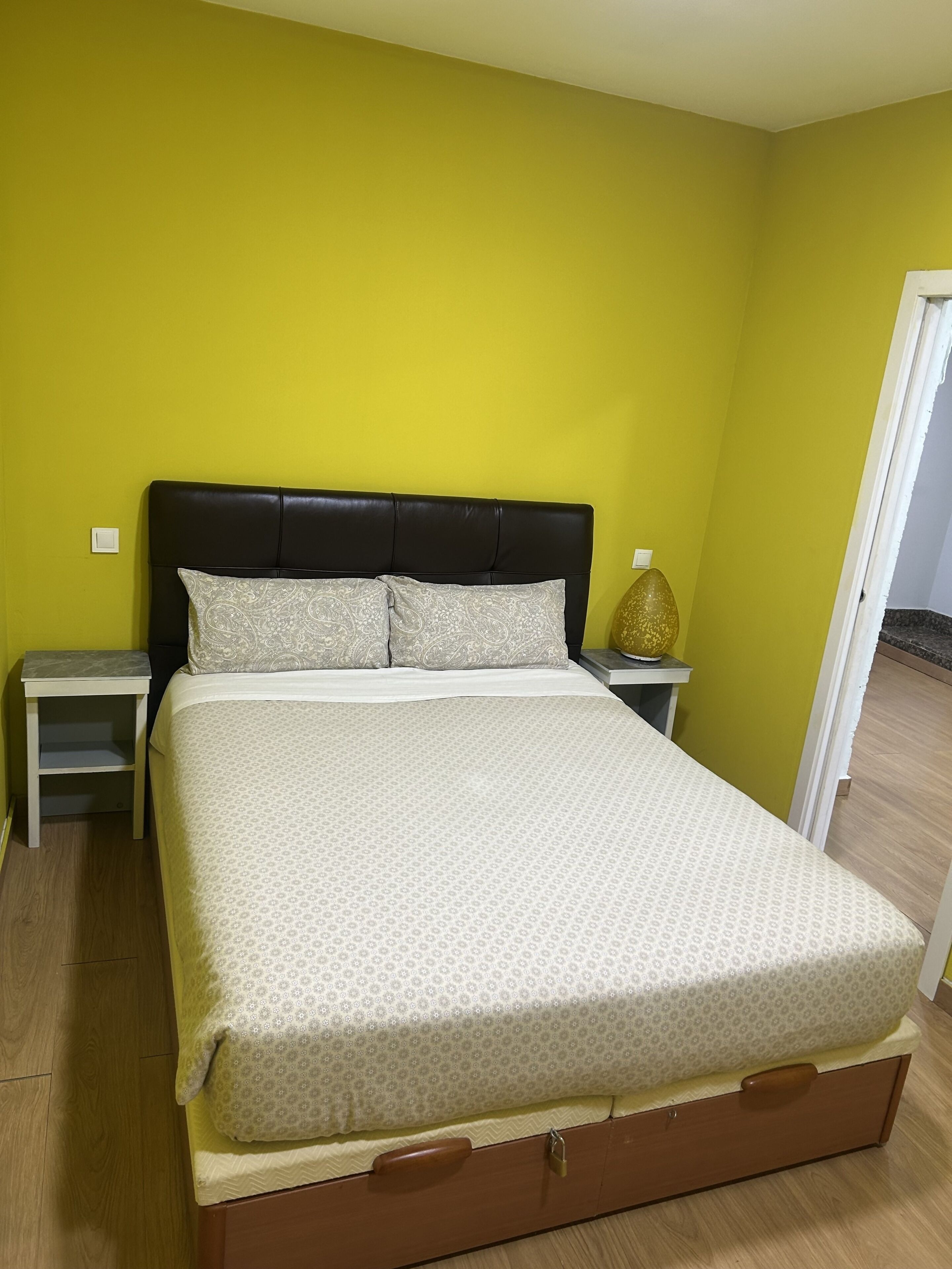 1 slaapkamer, een strijkplank/strijkijzer, wifi, beddengoed