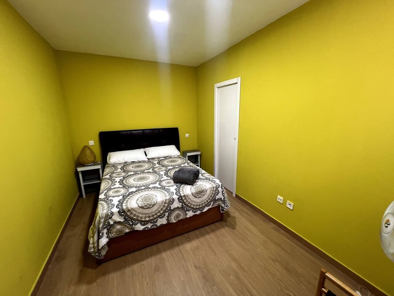 1 dormitorio, tabla de planchar con plancha, wifi y ropa de cama