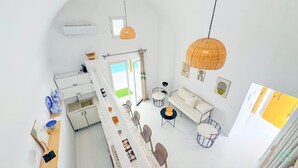 A spacious room with a kitchen, dining area, and a view of the outdoors. - Dar Nour Charme et Tranquilit Hammamet (Hammamet)