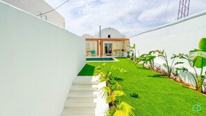 A modern house with a pool, a staircase, and a well-maintained lawn with tropical plants. - Dar Nour Charme et Tranquilit Hammamet (Hammamet)