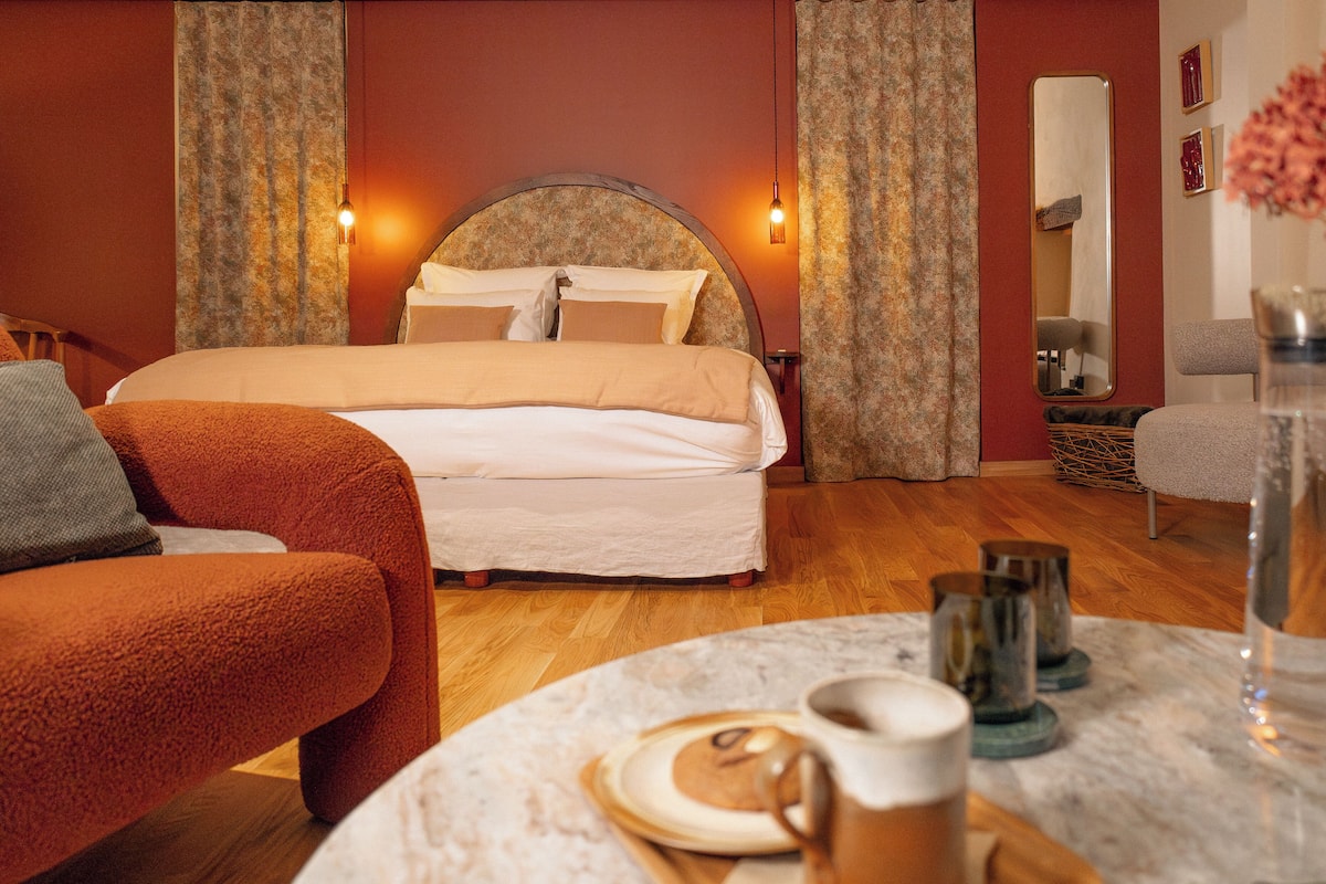 Senior Suite, Garden View | 1 bedroom, down comforters, pillowtop beds, minibar