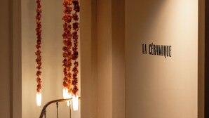 A staircase with a handrail and a wall with the text "LA CÉRAMIQUE". - FÓLKLORE BOUTIQUE HOTEL (Sancerre)