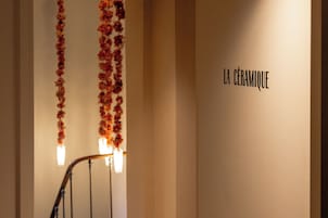 Una escalera con barandilla y una pared con el texto "LA CÉRAMIQUE".