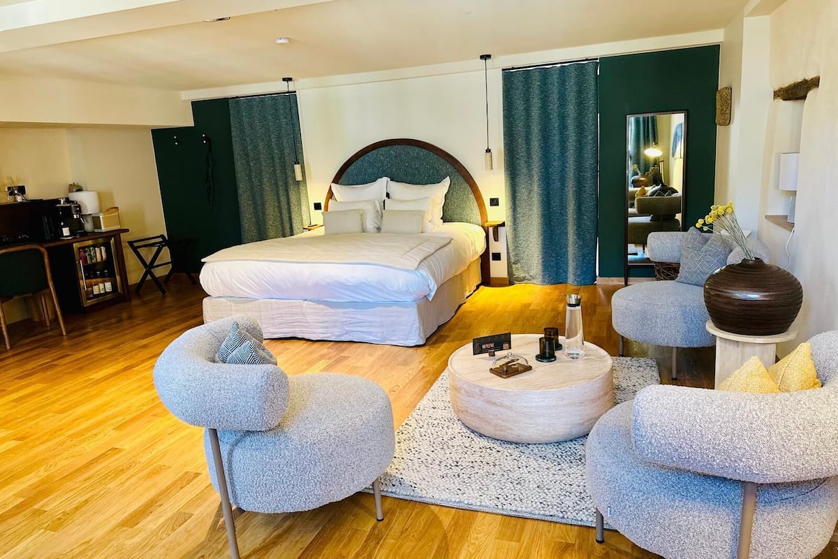 Deluxe Suite, 1 Bedroom, Non Smoking, Garden View | 1 bedroom, down comforters, pillowtop beds, minibar