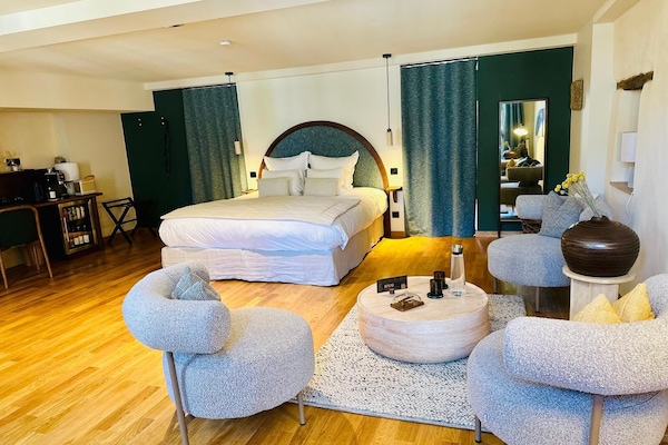 1 habitación, cubrecamas, colchones con pillow-top y minibar