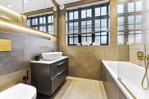 Haartrockner, Handtücher, Seife, Shampoo