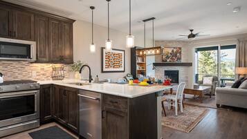 Jääkaappi, mikroaaltouuni, uuni, liesi