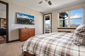 3 soverom, skrivebord, strykejern/-brett og reiseseng for barn