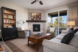 Smart-TV, peis og bøker