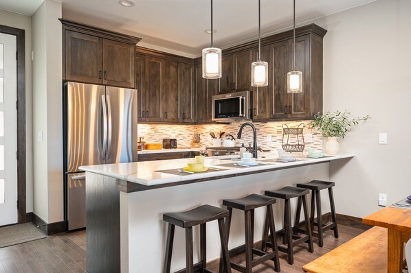 Kjøleskap, mikrobølgeovn, ovn og kokeplater