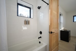 Dusche, umweltfreundliche Kosmetikartikel, Haartrockner, Handtücher