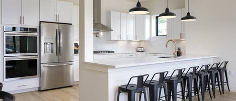 Kühlschrank, Mikrowelle, Ofen, Herdplatte