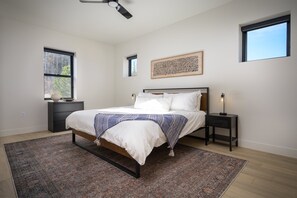 4 Schlafzimmer, Schreibtisch, Bügeleisen/Bügelbrett, Reisekinderbett