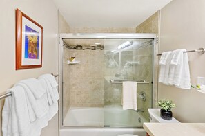 Douche, sèche-cheveux, serviettes fournies
