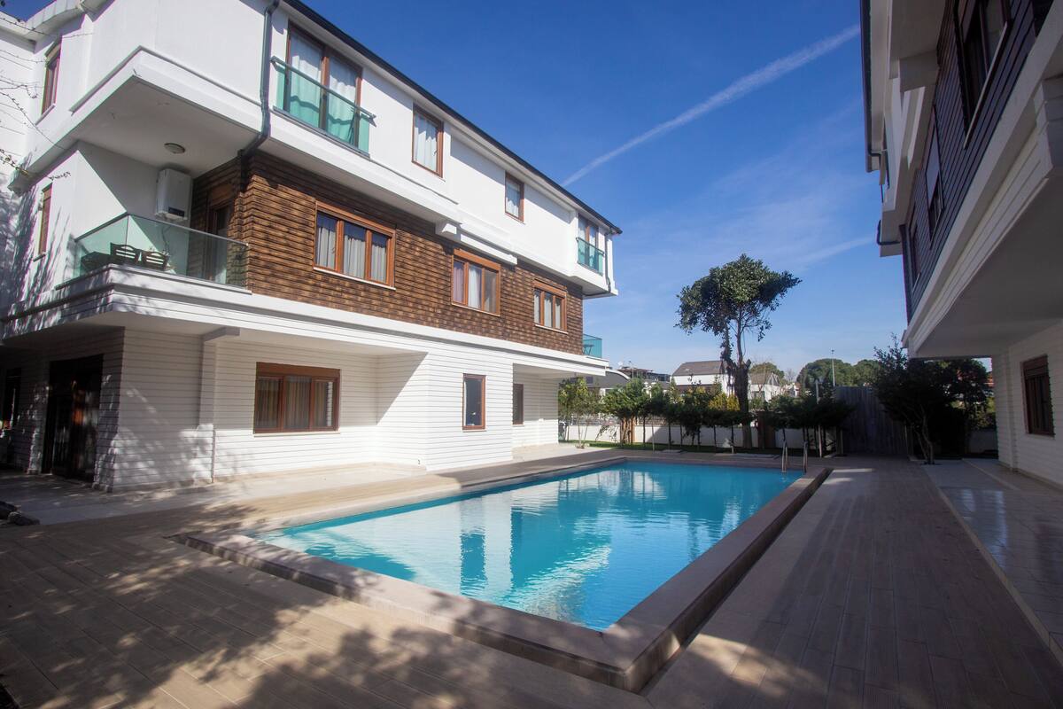 Kablolu TV kanalları bulunan 106 inç televizyon 