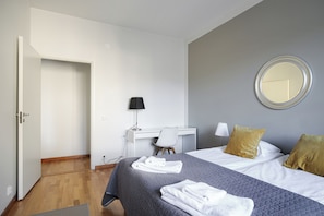 Apartamento, 3 quartos, vista para o pátio | 3 quartos, ferros/tábuas de passar roupa, berços (sobretaxa)
