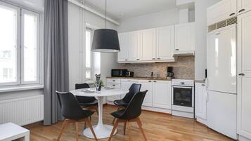 Appartamento, 3 camere da letto, vista cortile | Cucina privata | Frigorifero, microonde, forno, piano cottura