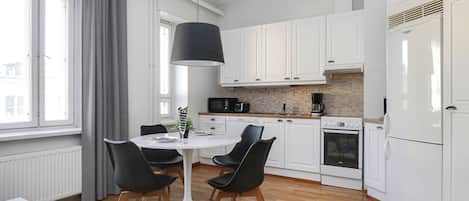 Apartment, 3 Bedrooms, Courtyard View | Private kitchen | Fridge, microwave, oven, stovetop