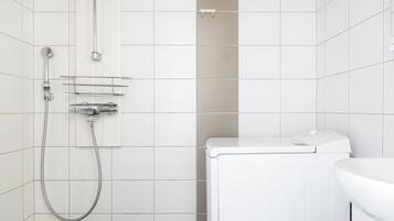 LÀgenhet - 3 sovrum - utsikt mot innergÄrden | Badrum | HÄrtork, handdukar och toalettpapper