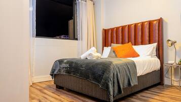 2 多间卧室、客房内保险箱、办公桌、熨斗/熨衣板