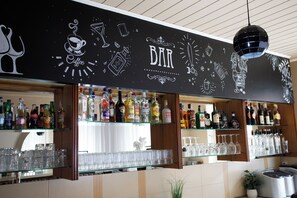 A bar with shelves of liquor bottles and glasses. - Árnyas Panzió Gödöllő (Gödöllő)