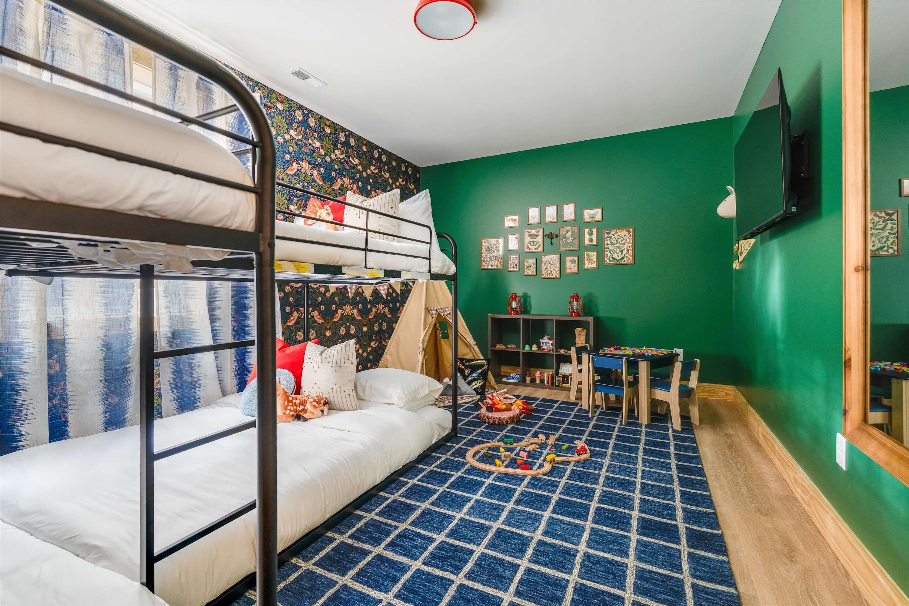 6 bedrooms, iron/ironing board, WiFi, bed sheets