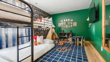 6 bedrooms, iron/ironing board, WiFi, bed sheets