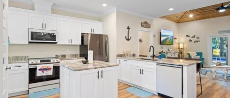 Een koelkast, een magnetron, een oven, een kookplaat