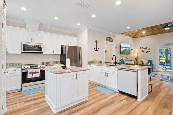 Køleskab, mikrobølgeovn, ovn, kogeplade