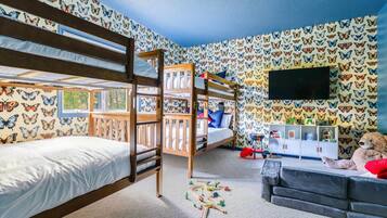 6 bedrooms, desk, iron/ironing board, WiFi