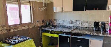 Een koelkast, een oven, een kookplaat, een koffiezetapparaat/waterkoker