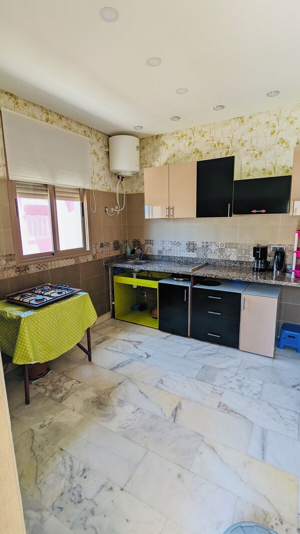 Fridge, oven, stovetop, coffee/tea maker