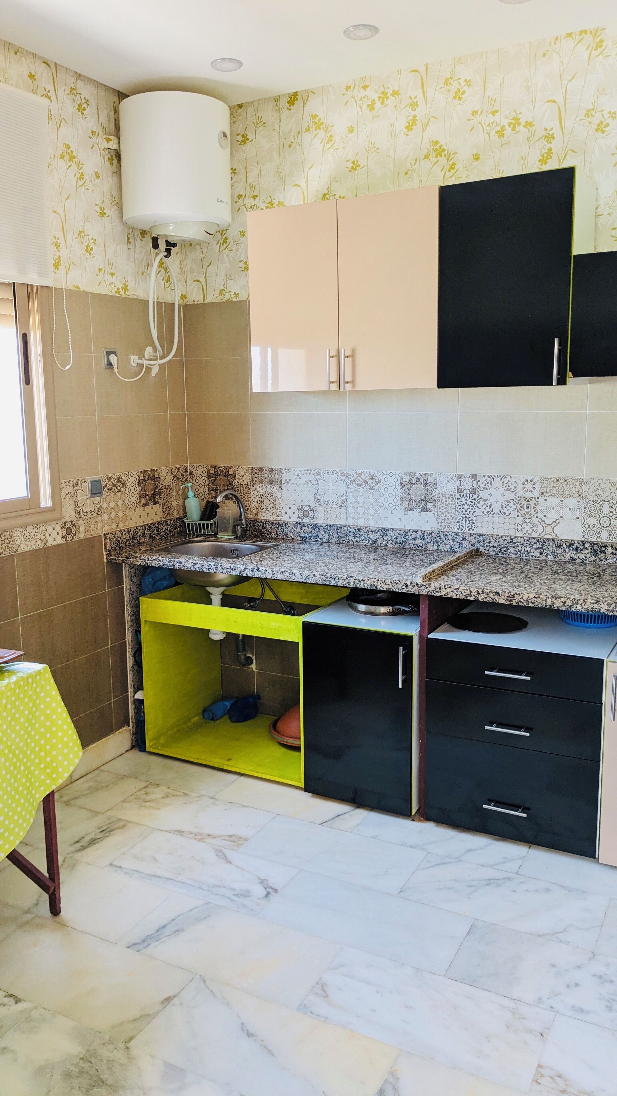 Een koelkast, een oven, een kookplaat, een koffiezetapparaat/waterkoker