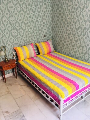 2 makuuhuonetta, työpöytä, ilmainen Wi-Fi, vuodevaatteet