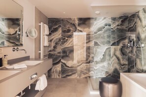 Executive Suite, Mountain View | Bathroom | Hair dryer, bathrobes, slippers, towels - Hotel Schöne Aussicht (Soelden)