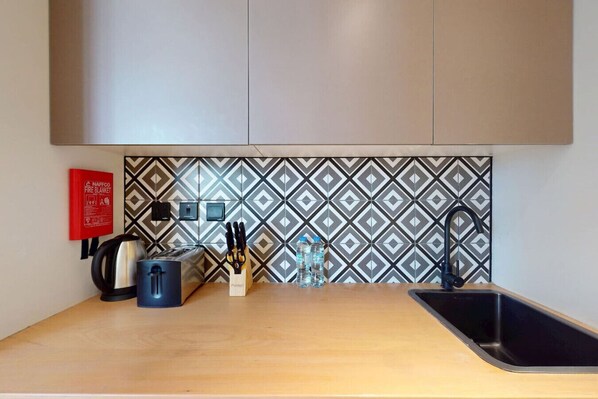 Kühlschrank, Mikrowelle, Wasserkocher mit Kaffee-/Teezubehör, Toaster