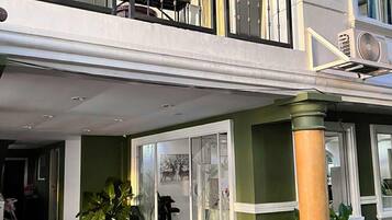 Superior-suite - balkon - havudsigt | Skrivebord, arbejdsområde til bærbare computere, strygejern/strygebræt