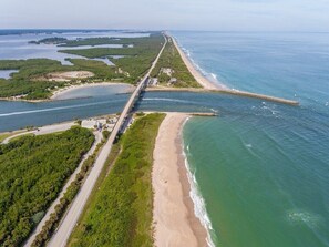 Playa en los alrededores, camastros y toallas de playa 