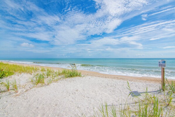 Beach nearby, sun-loungers, beach towels - Beach Bungalow w/ Private Beach Access 1 BD, 2 BA, Dogs Welcome, Quiet (Vero Beach)