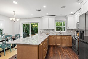 Fridge, microwave, oven, stovetop - Beach Bungalow w/ Private Beach Access 1 BD, 2 BA, Dogs Welcome, Quiet (Vero Beach)