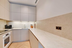 Coffee/tea maker, fridge, microwave, oven