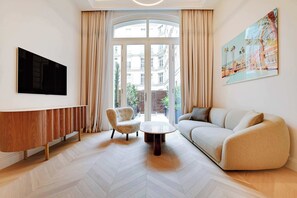 TV, offices - Harmonious apartment for 2P - La Seine (Paris)