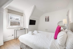 2 habitaciones, tabla de planchar con plancha, cuna de viaje y wifi 