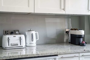 Kaffetrakter/tekoker, kjøleskap, mikrobølgeovn og ovn