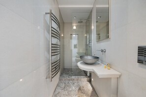 Shower, hair dryer, towels - Nice 2 bedroom 2 bathroom,Harrods View (Greater London)