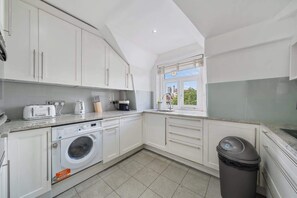 Fridge, microwave, oven, stovetop - Nice 2 bedroom 2 bathroom,Harrods View (Greater London)