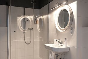 Deluxe Suite, Lake View | Desk, laptop workspace, free cribs/infant beds, free WiFi - Villa Weiss (Attersee)