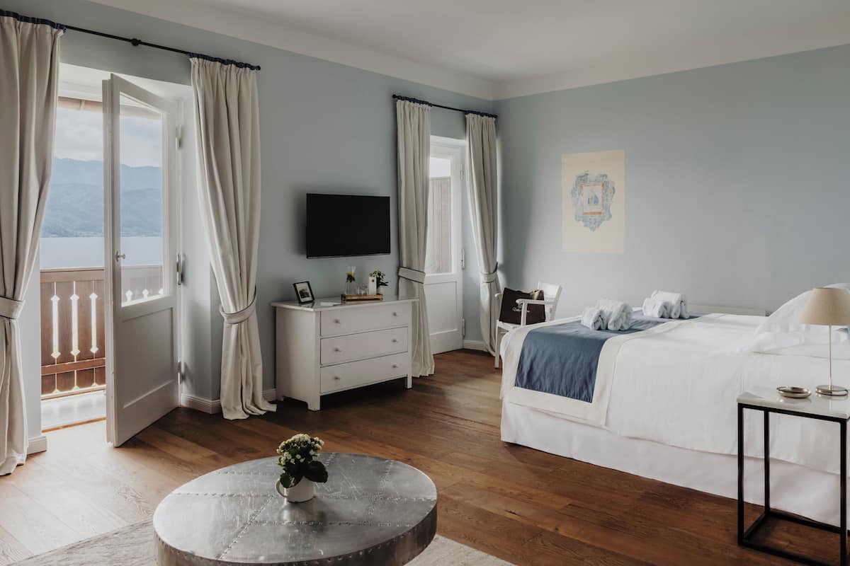 Deluxe suite, uitzicht op meer | Privékeuken | Een kinderstoel