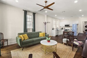 TV, offices - Daydreaming Uptown - Pet + Family Friendly (New Orleans)