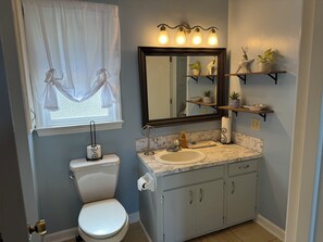 Haartrockner, Handtücher, Seife, Toilettenpapier